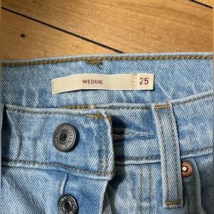 Levi’s size 25 wedgie jeans